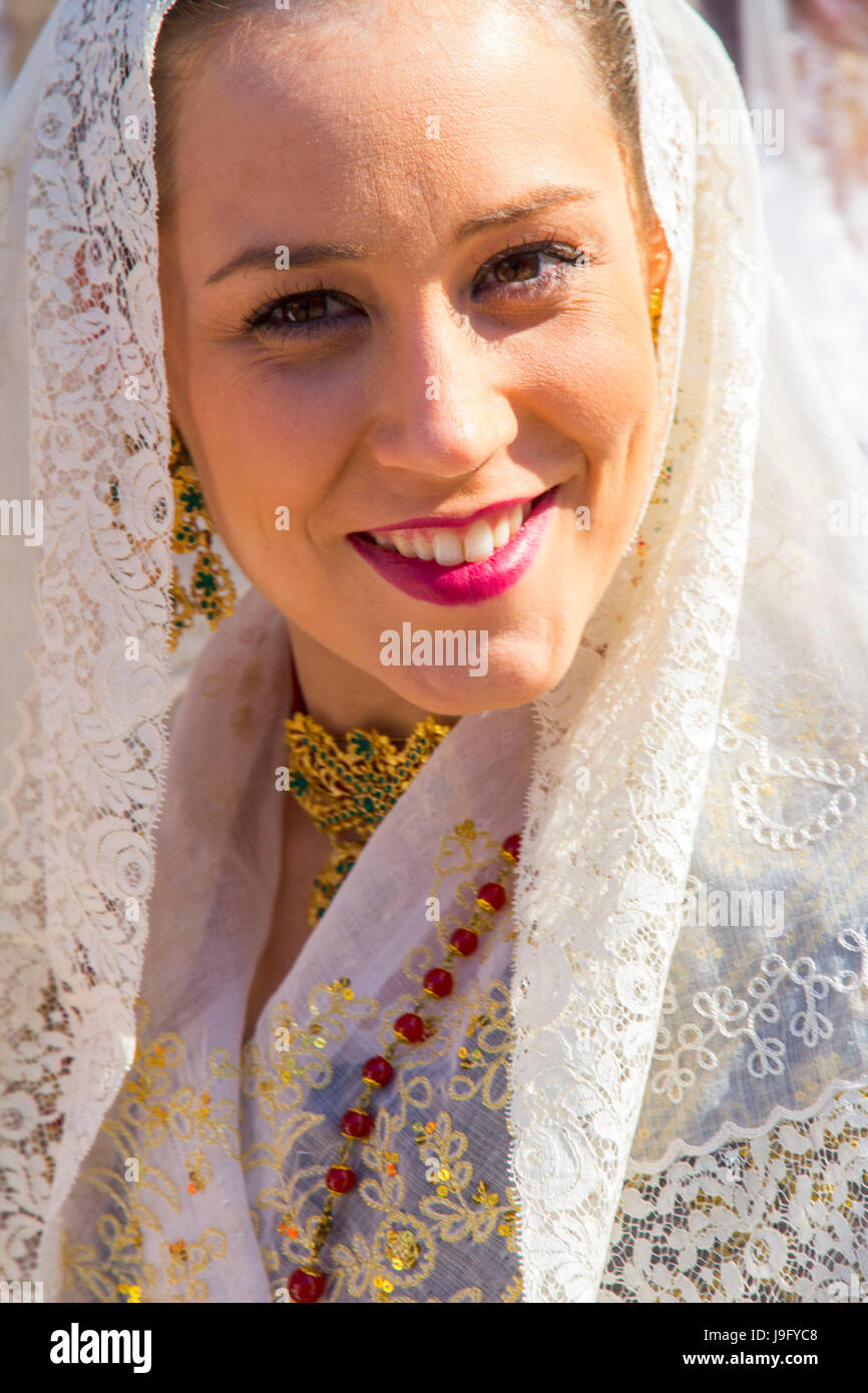 Una giovane donna vestita in costume tradizionale dell annuale Las Fallas (incendi) la celebrazione a Valencia in Spagna. Foto Stock