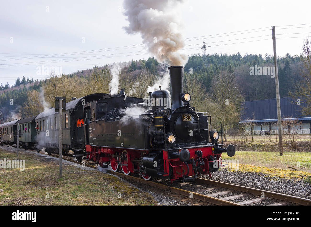 Münsingen, Germania - 28 Marzo 2016: Storico Wurttemberg T3 930 locomotiva a vapore davanti un treno della Schwäbische Alb Bahn railroad company. Foto Stock