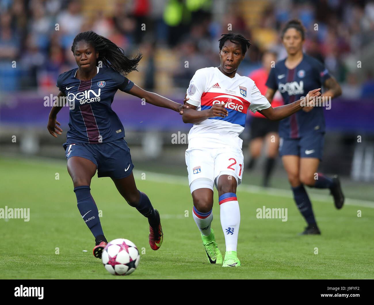 Lyon's Kadeisha Buchanan (destra) e Parigi Saint-Germain's Aminata Diallo battaglia per la sfera durante il femminile UEFA per la finale di Champions League a Cardiff City Stadium. Foto Stock
