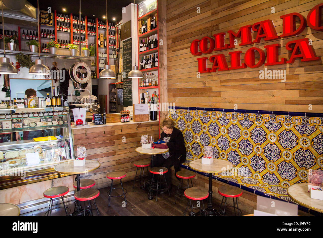 Comado La Lola è una elegante combinazione di tapas bar e negozio di alimentari in piedi vicino al Cattedrale di Valencia, con una gustosa gamma di specialità di Valencia. Foto Stock