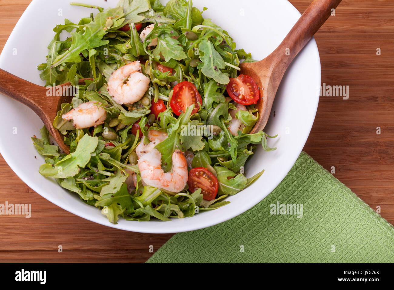 Organico fresco con insalata di gamberetti e rucola, cibo sano Foto Stock