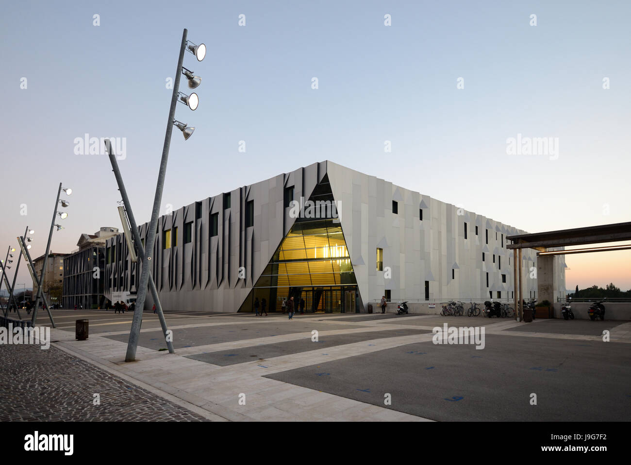 Conservatorio di musica o Conservatorio Darius Milhaud, costruito nel 2013, dall'architetto Kengo Kuma Aix-en-Provence Provence Francia. Fotografato all'alba. Foto Stock