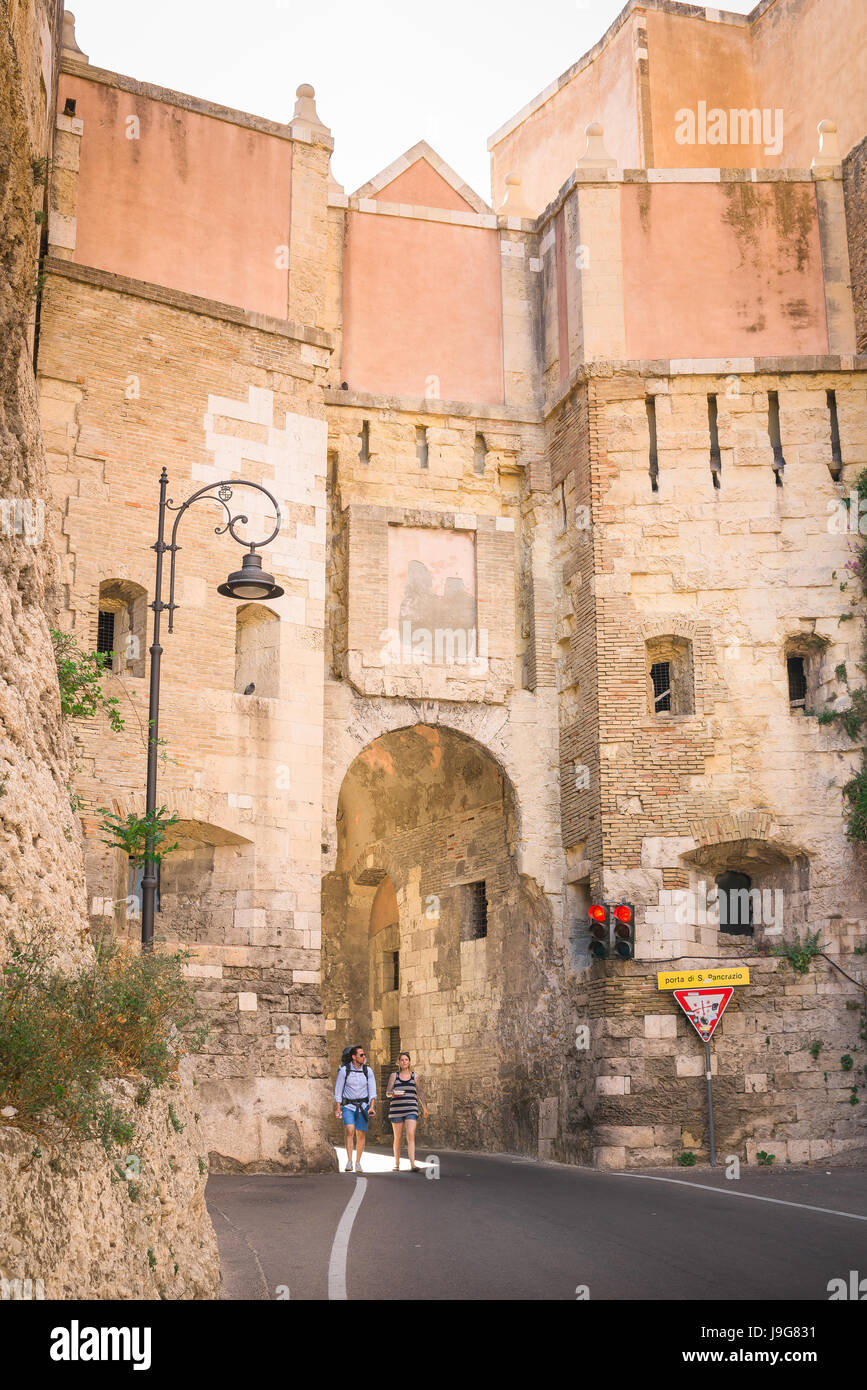 Cagliari Castello gate, la medievale Porta di San Pancrazio nel quartiere di Castello di Cagliari, Sardegna. Foto Stock
