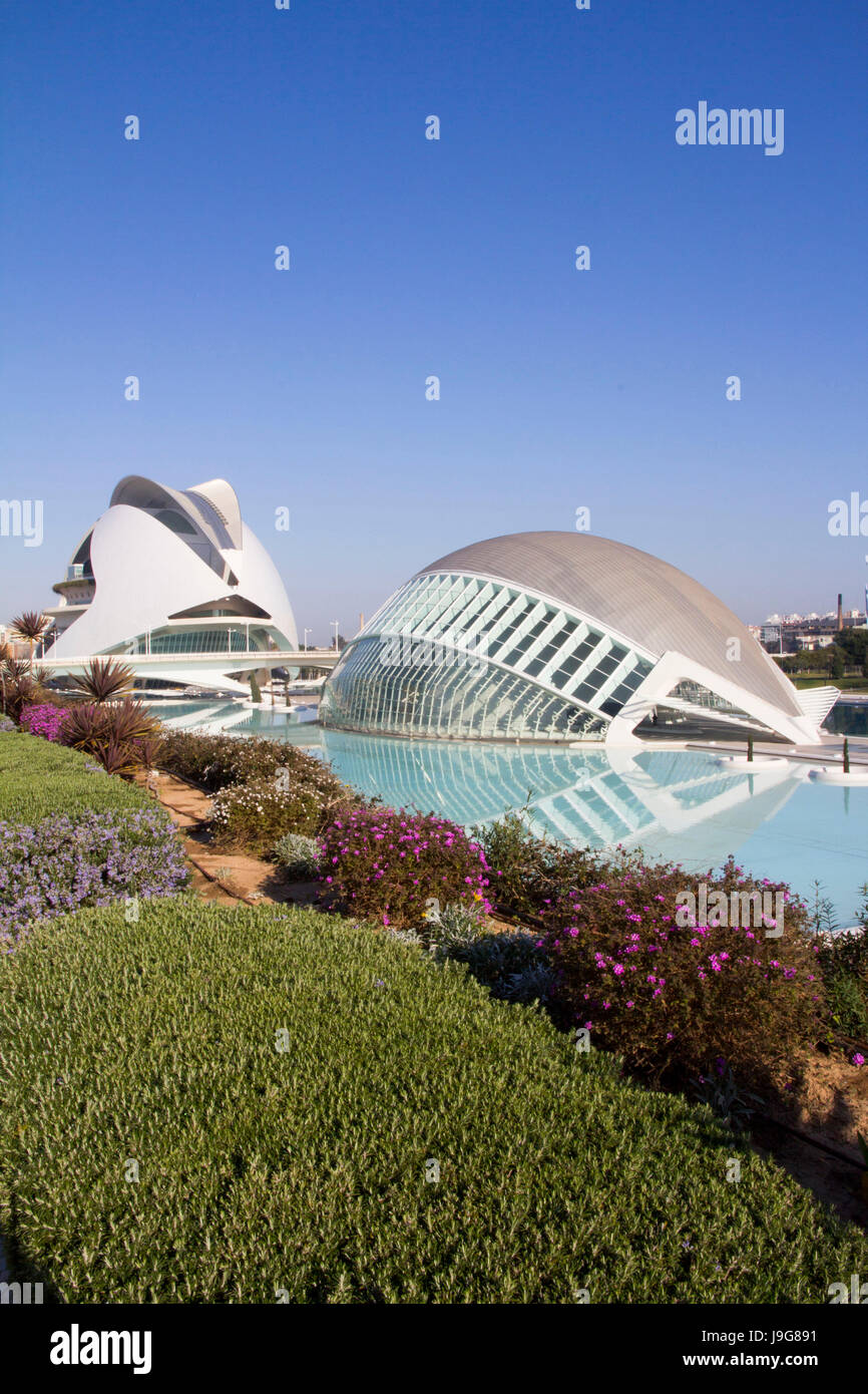 La futuristica Città delle Arti e delle scienze è un esteso terreno culturale e di un complesso di intrattenimenti che ha avuto origine nel 1998 con l'apertura di L'Hemisferic (r Foto Stock