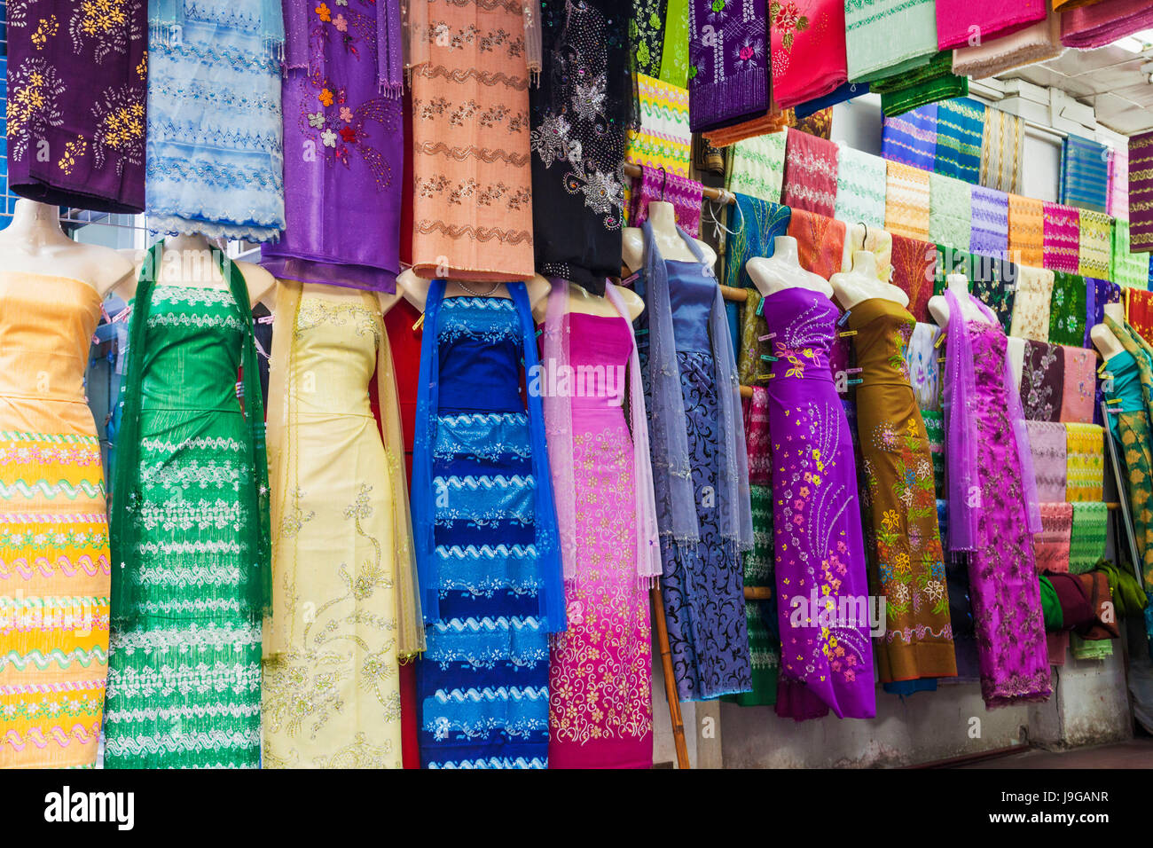 Myanmar Yangon, Bogyoke market, negozio di abbigliamento Foto Stock