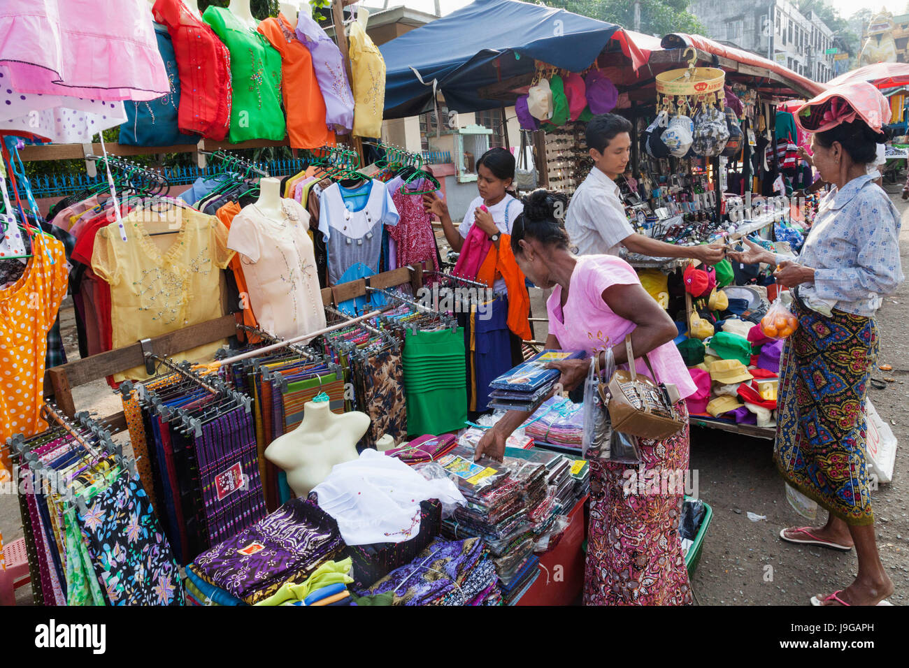 Myanmar Yangon, Street Market, abbigliamento da donna Foto Stock