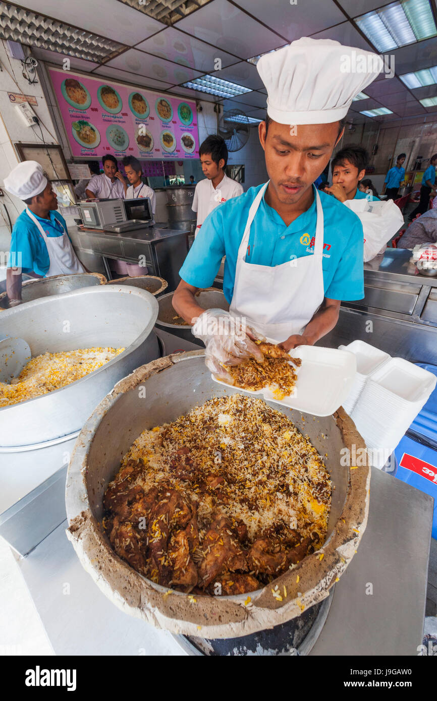 Myanmar Yangon, un ristorante fast food, Chef di cucina Biriyani di pollo Foto Stock