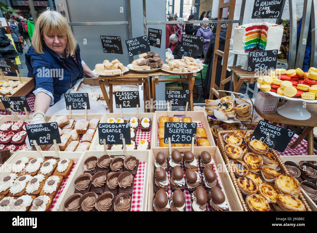 Inghilterra, Londra, Shoreditch, Spitafields Market, torta in stallo Foto Stock