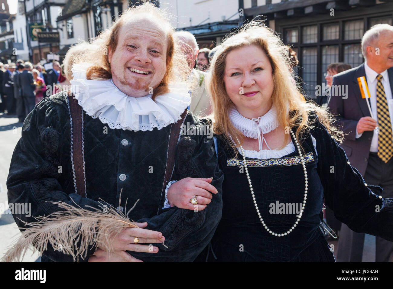 Inghilterra, Warwickshire, Stratford-upon-Avon, Shakepeare il compleanno Parade, Ritratto di Shakespeare e Anne Hathaway caratteri Foto Stock