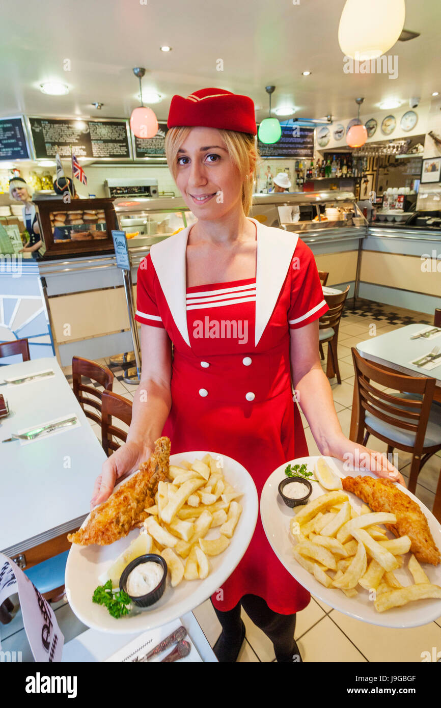 Inghilterra, Londra, Shoreditch, Spitafields, pesce e Chip Shop cameriera Foto Stock
