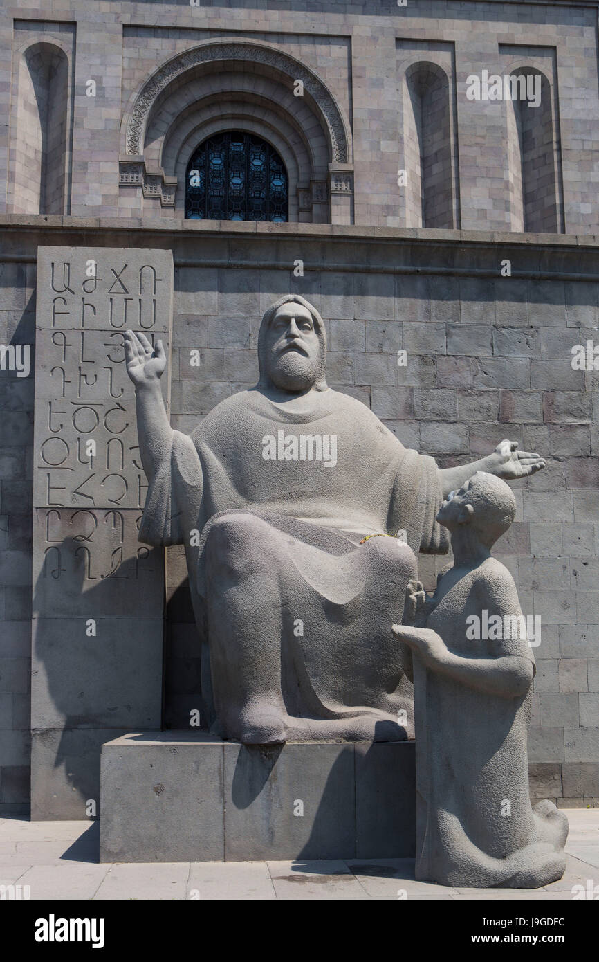 Armenia, città di Yerevan, Matenadaran antichi manoscritti Museum, Mashtots insegnamento sua alphbet, Sito Patrimonio Mondiale dell'UNESCO, Foto Stock