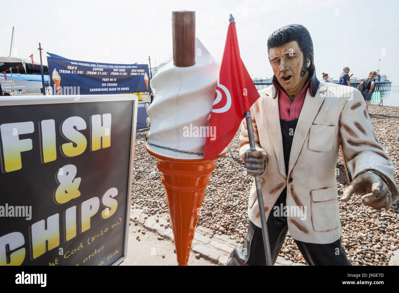 Inghilterra, East Sussex, Brighton Brighton Beach, Statua di plastica di Elvis Presley e gelati e pesce e patatine segno, Foto Stock