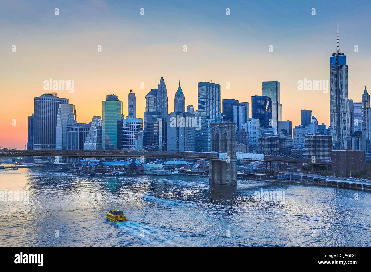 Stati Uniti d'America, la città di New York skyline del centro al tramonto Foto Stock