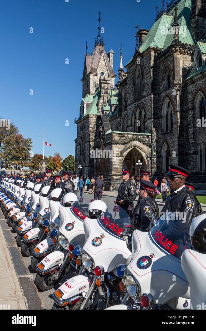 Canada, Ottawa, città di Parliament Hill, Est edificio a blocco, gli uomini della polizia Foto Stock