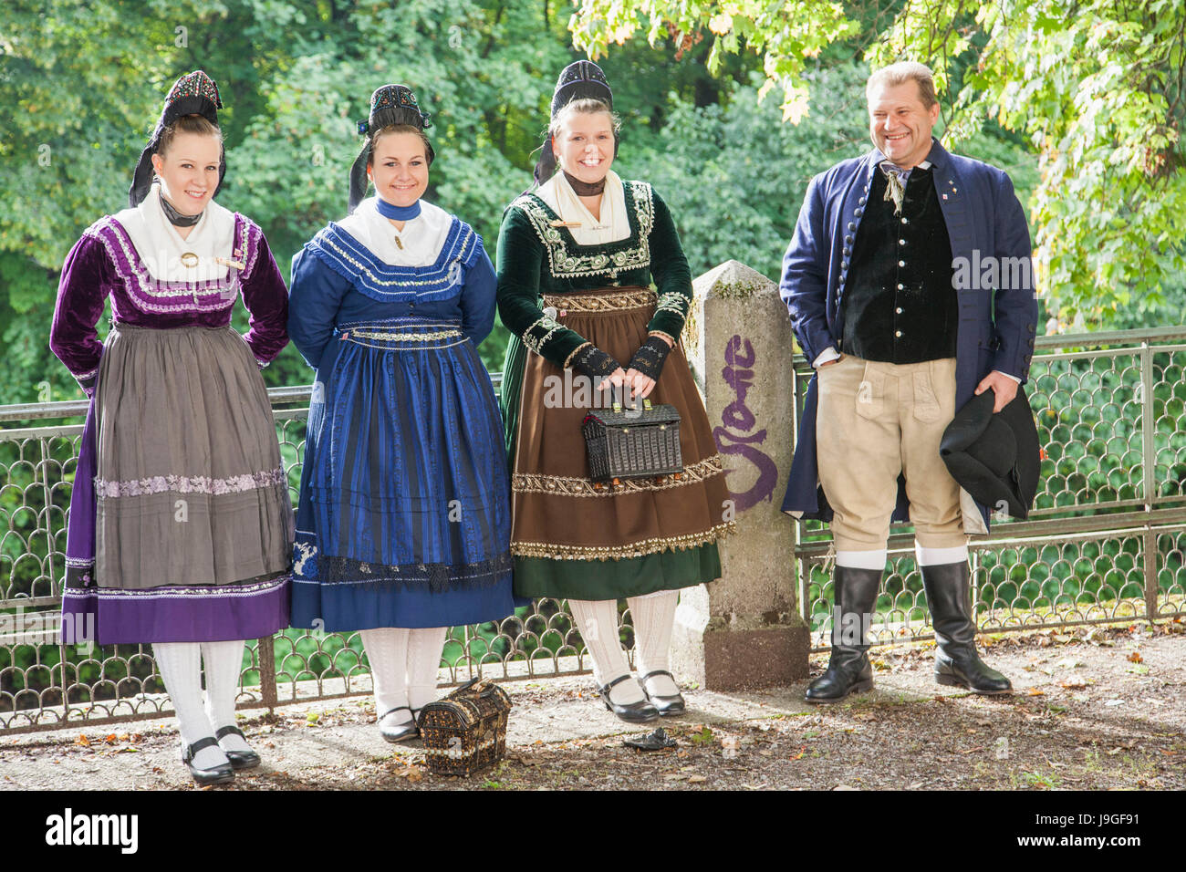 In Germania, in Baviera, Monaco di Baviera, Oktoberfest Parade, persone vestite in Costume regionale Foto Stock