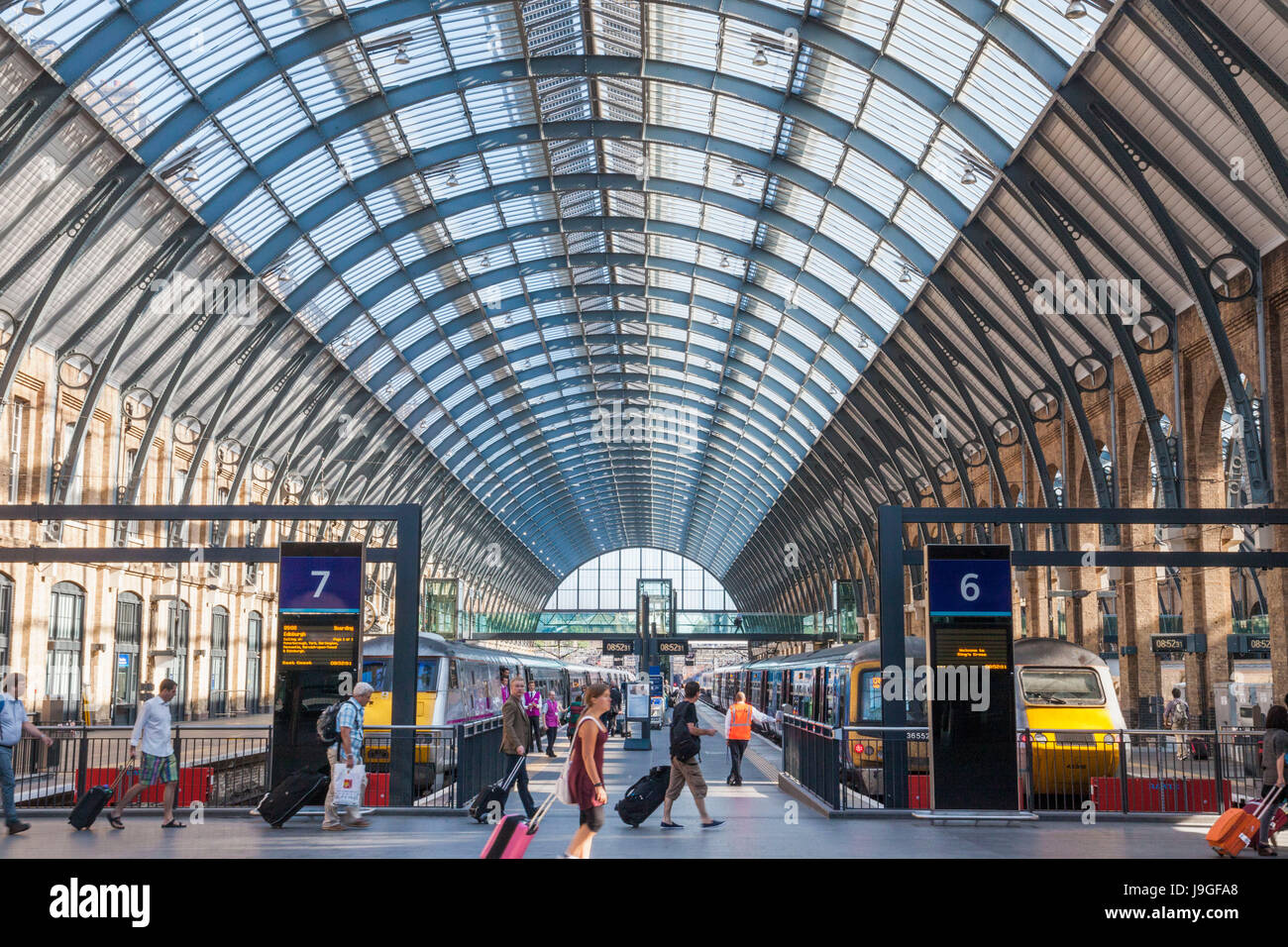 Inghilterra, Londra Kings Cross, la stazione di Kings Cross, piattaforme Foto Stock
