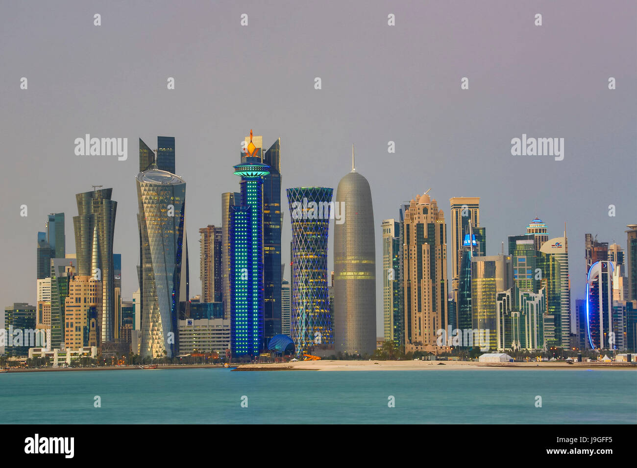 Il Qatar Doha City, la Corniche, West Bay skyline al tramonto Foto Stock