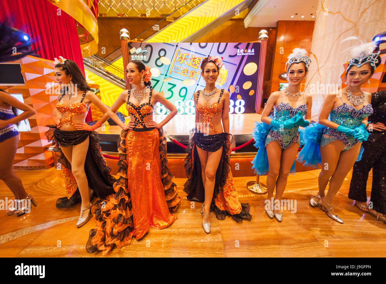 Cina, Macau, Star World Hotel e Casinò, spettacolo di cabaret, Tailandese Ladyboys in posa per fotografie Foto Stock
