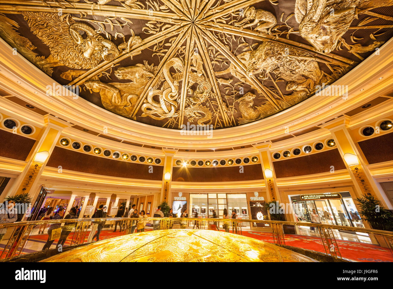 Cina, Macao, Wynn Hotel and Casino, l'atrio soffitto raffigurante i segni dello zodiaco cinese Foto Stock