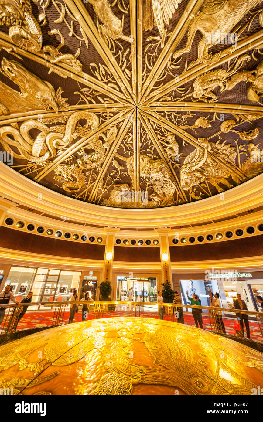 Cina, Macao, Wynn Hotel and Casino, l'atrio soffitto raffigurante i segni dello zodiaco cinese Foto Stock