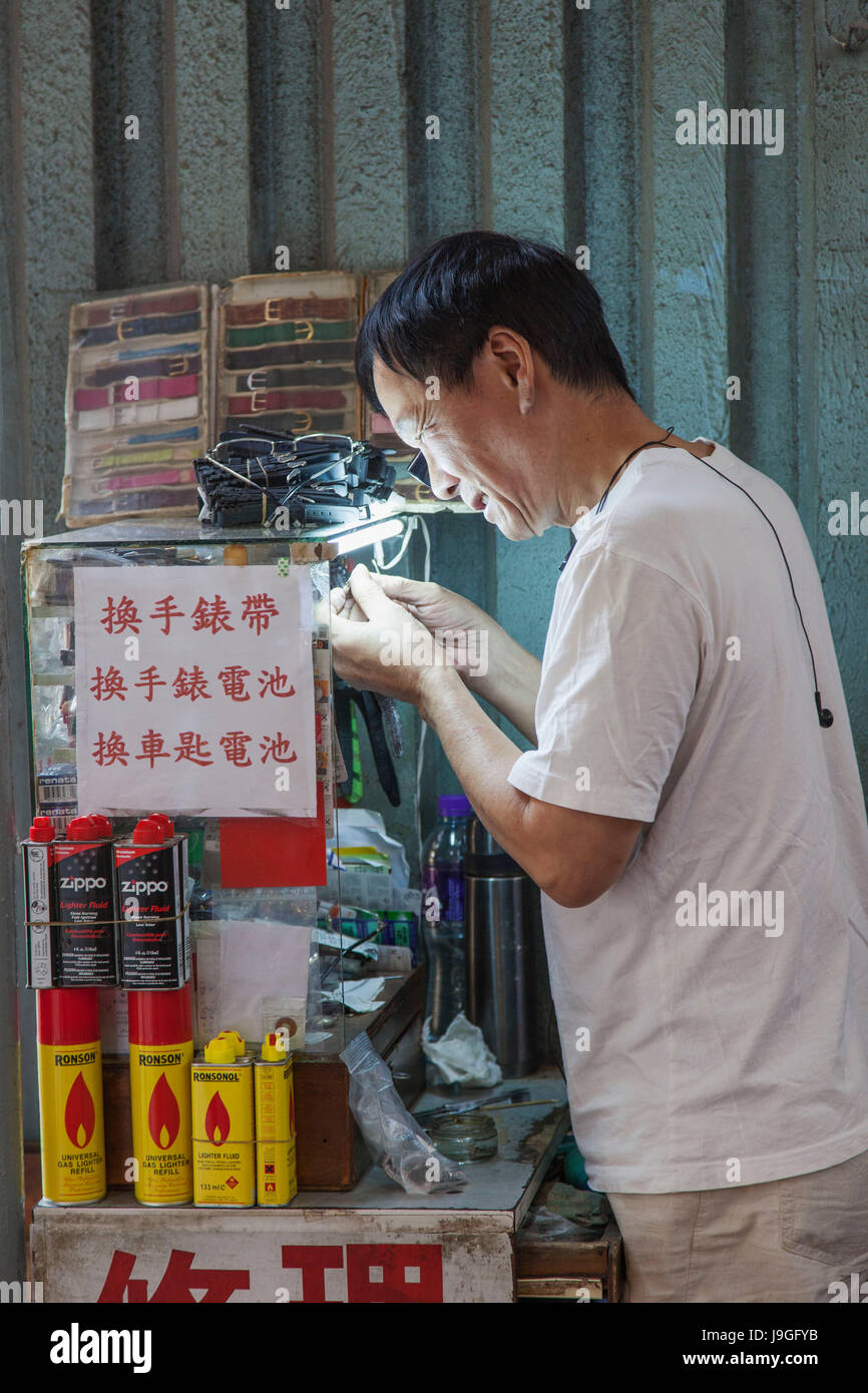 Cina, Hong Kong, Quarry Bay, si affacciava sulla strada guarda il riparatore Foto Stock