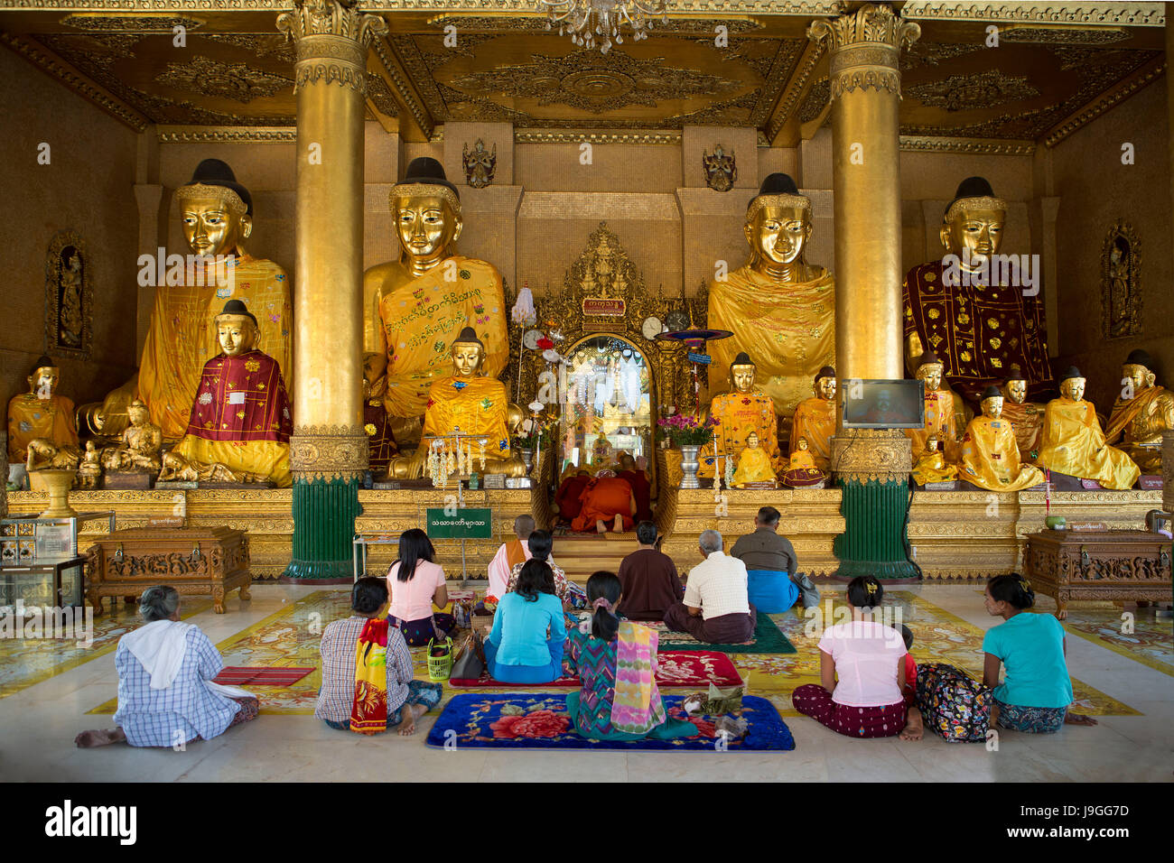 Myanmar, citta' di Yangon, Shwedagon pagoda, pregando Foto Stock