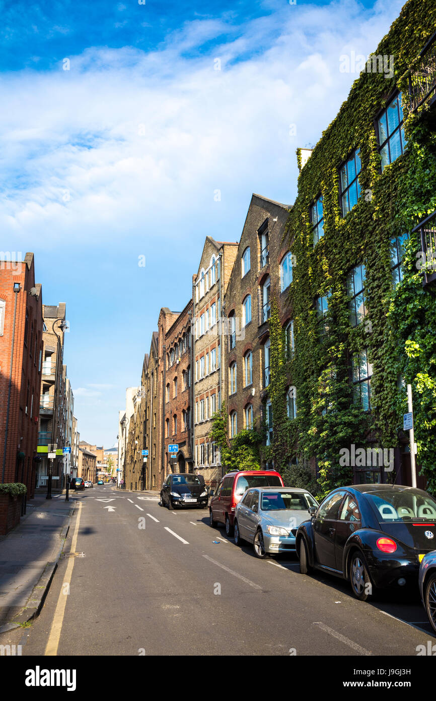 Magazzino residenziale conversioni lungo la strada stretta a Londra, Regno Unito Foto Stock