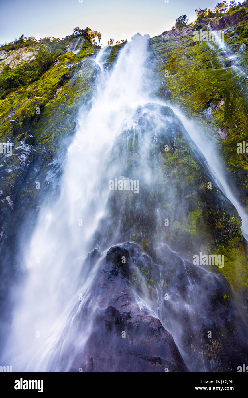 Incredibile Stirling Falls (Waimanu cade) in Milford Sound fiordland, Nuova Zelanda Foto Stock