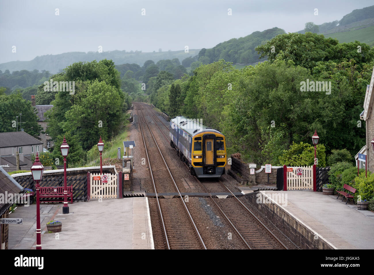 Un velocista treno da Carlisle arrivando a Settle station, North Yorkshire, in rotta verso Leeds, Regno Unito. Foto Stock