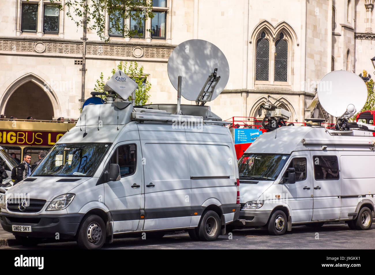 Televisione (TV) Outside Broadcast (OB) furgoni fuori Royal Courts of Justice di Londra, Regno Unito Foto Stock