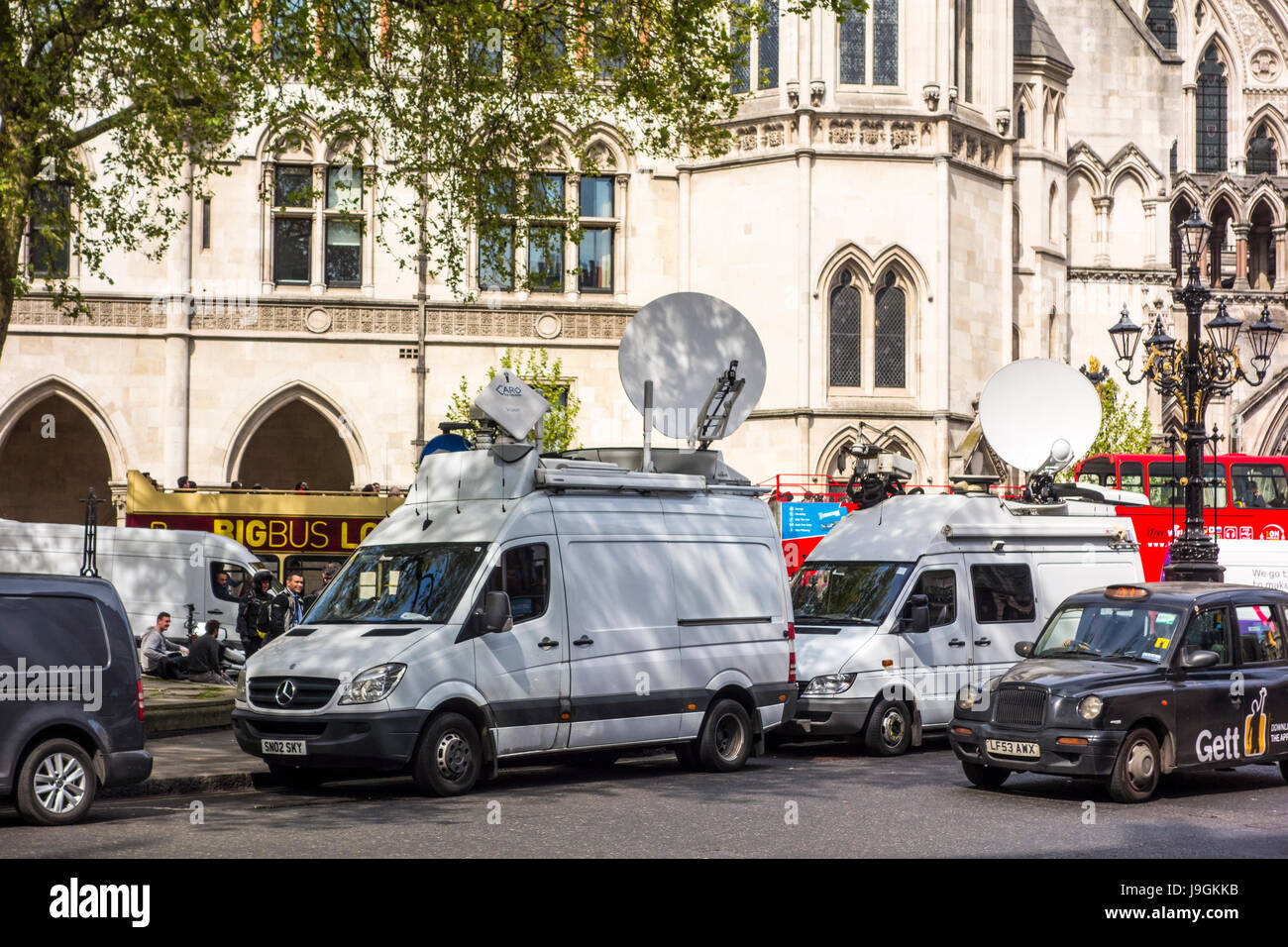 Televisione (TV) Outside Broadcast (OB) furgoni fuori Royal Courts of Justice di Londra, Regno Unito Foto Stock