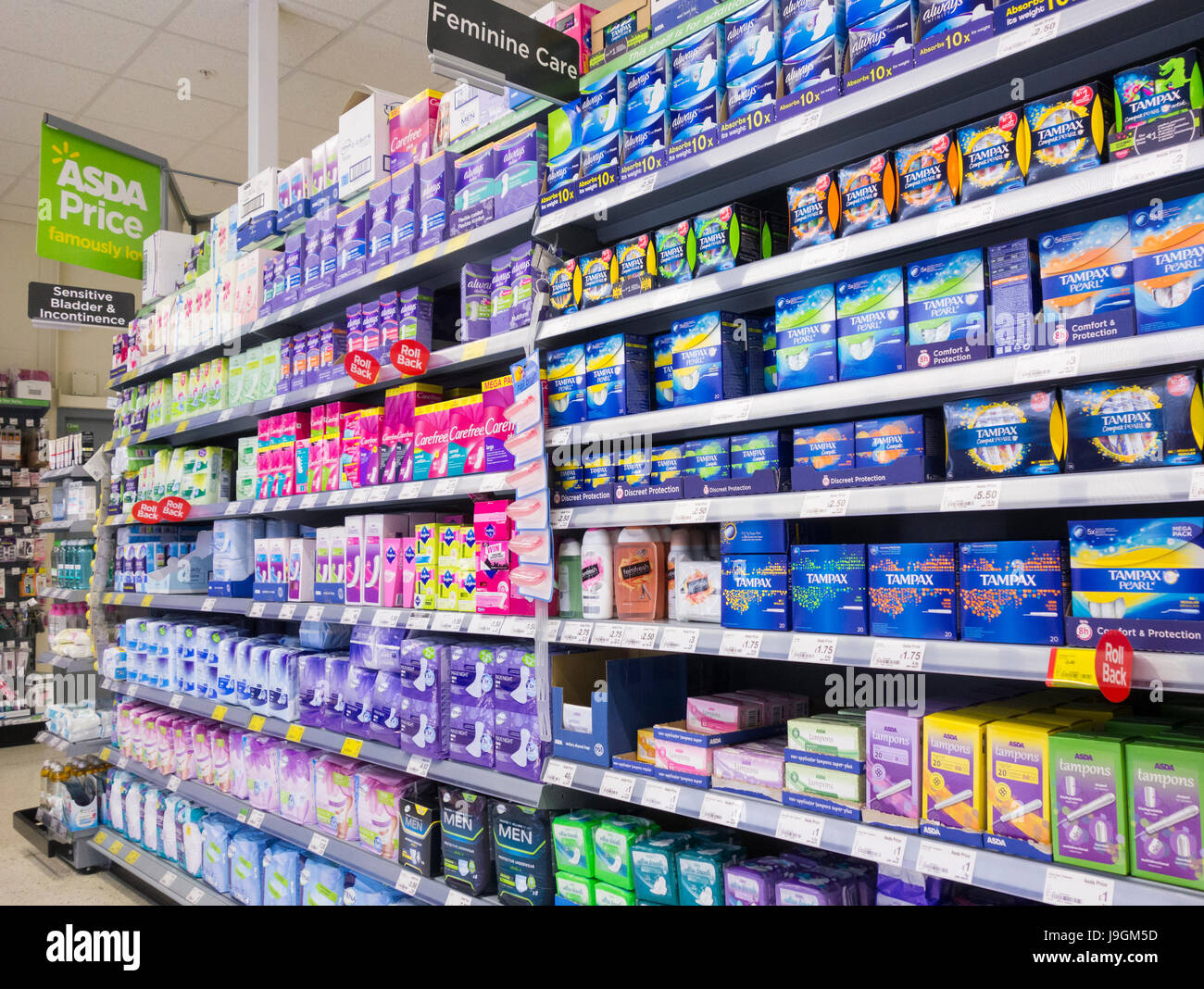 Supermercato dispaly di Tampax, tamponi, prodotti femminile. Regno Unito Foto Stock