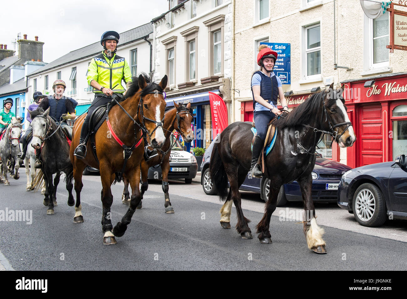 Escursioni a cavallo attraverso Schull, West Cork, Irlanda durante una carità cheval. Foto Stock