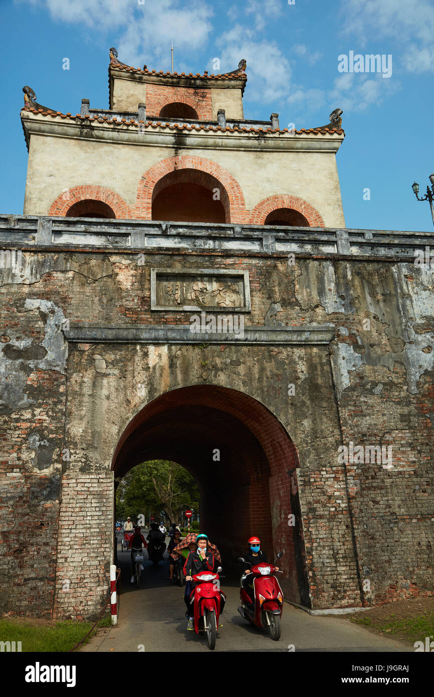 Moto proveniente dal cancello dalla storica Hue Citadel (Città Imperiale), tonalità North Central Coast, Vietnam Foto Stock