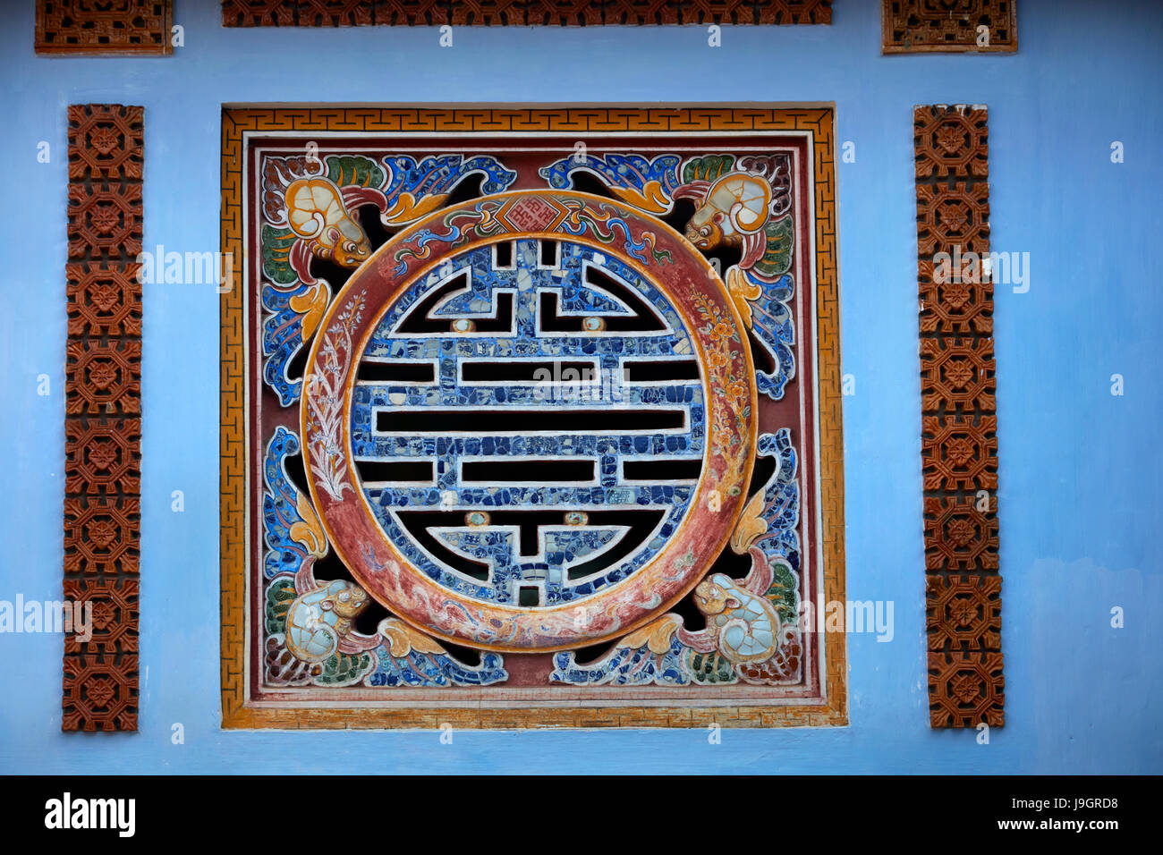 Dettaglio del vetro decorativo in tinta Storico Cittadella (Città Imperiale), tonalità North Central Coast, Vietnam Foto Stock