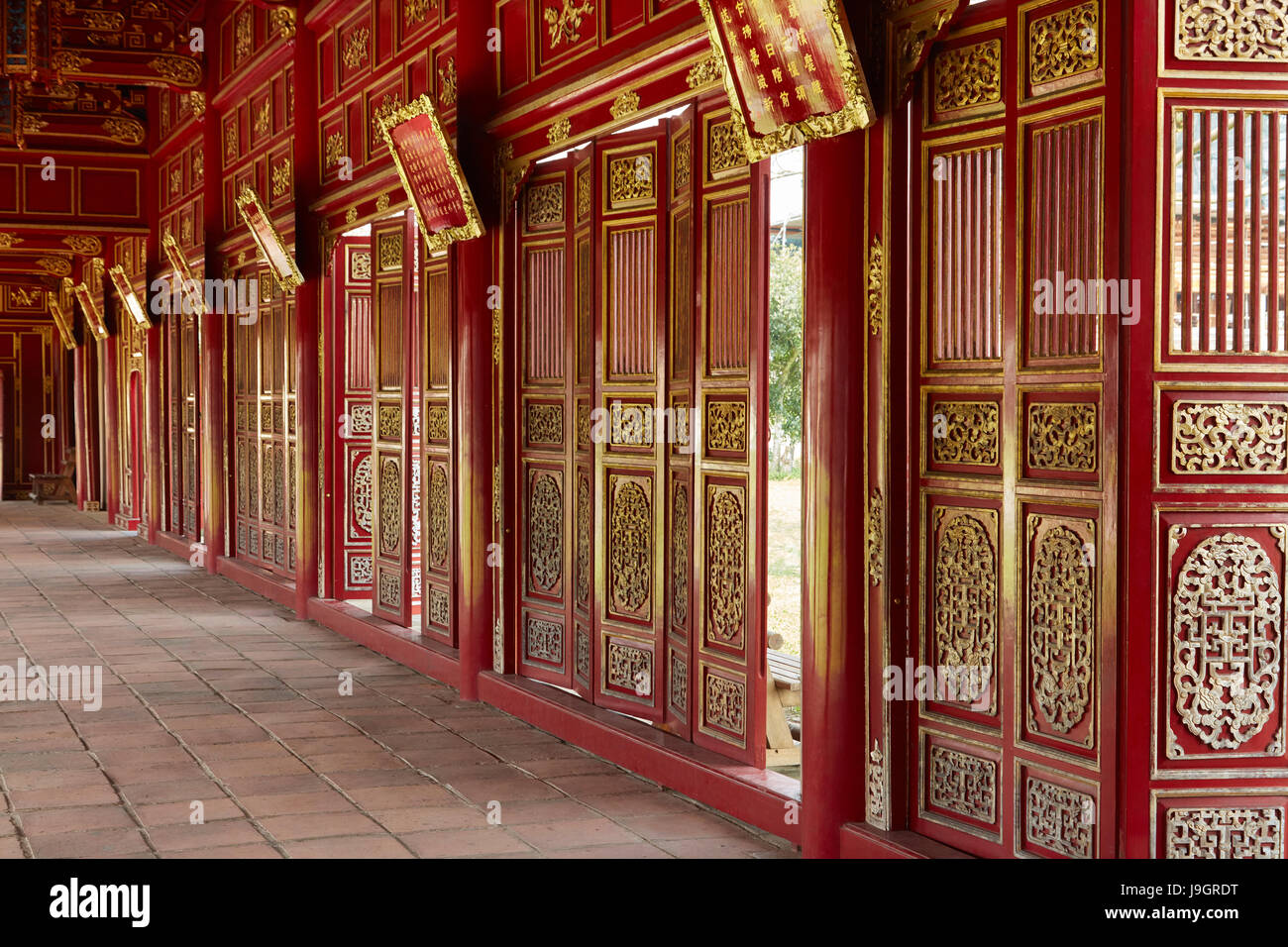 Corridoio e porte di rosso nella Città Purpurea Proibita, storica Hue Citadel (Città Imperiale), tonalità North Central Coast, Vietnam Foto Stock