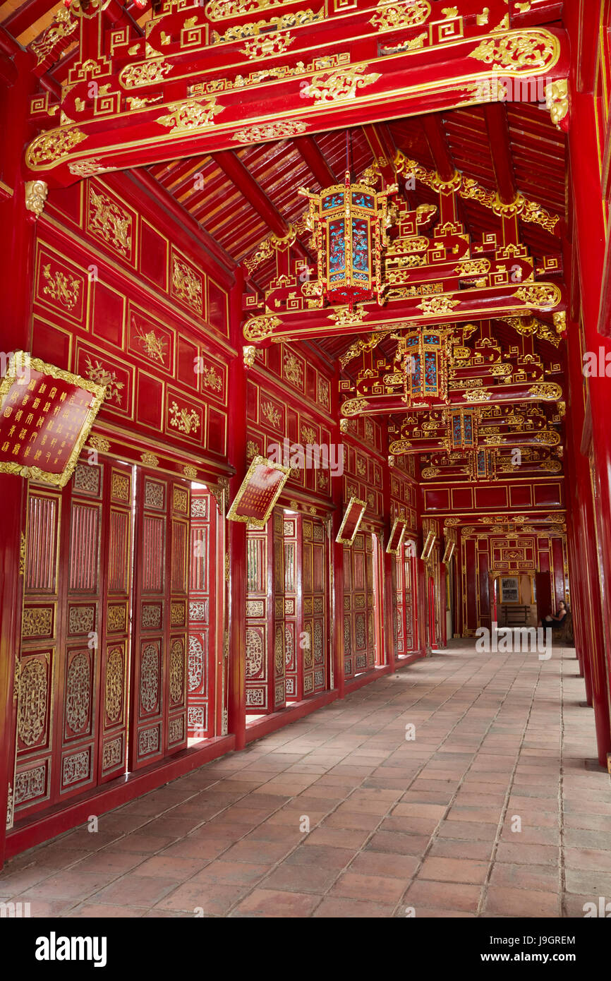 Corridoio e porte di rosso nella Città Purpurea Proibita, storica Hue Citadel (Città Imperiale), tonalità North Central Coast, Vietnam Foto Stock