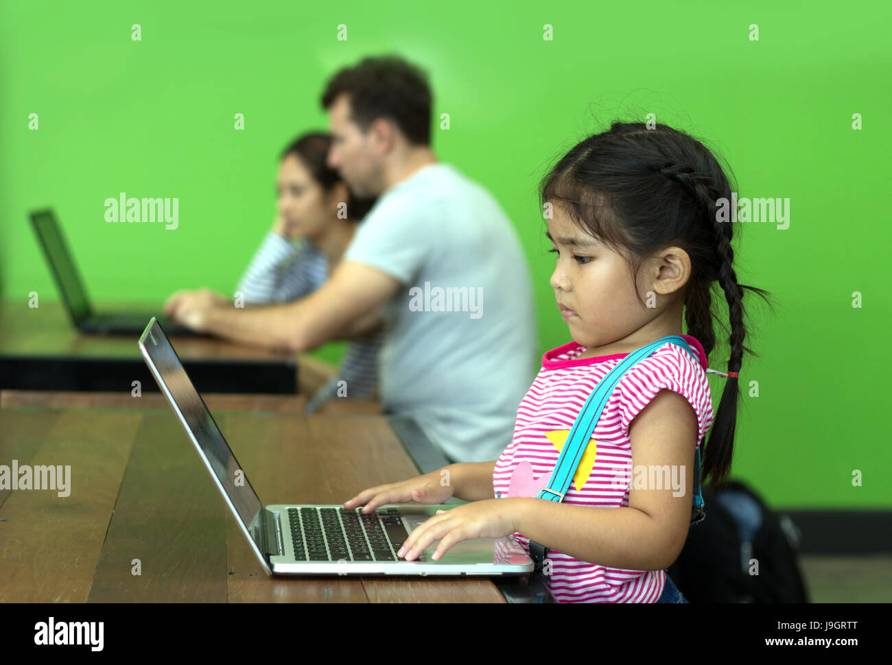 Selezionare focus ragazza asiatica veloce digitando il codice con computer portatile sul tavolo Foto Stock