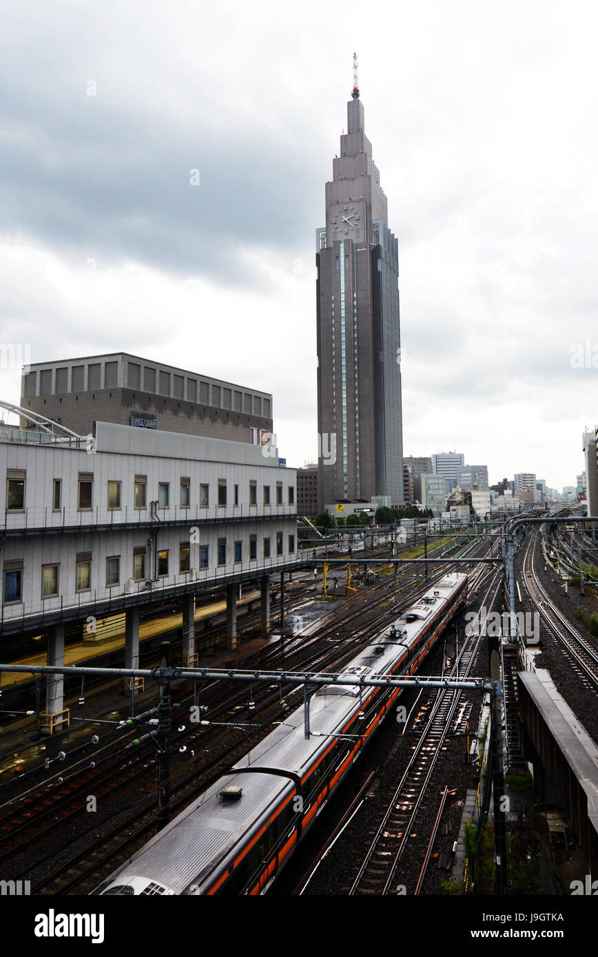 Treni nella stazione di Shinjuku a Tokyo. Foto Stock