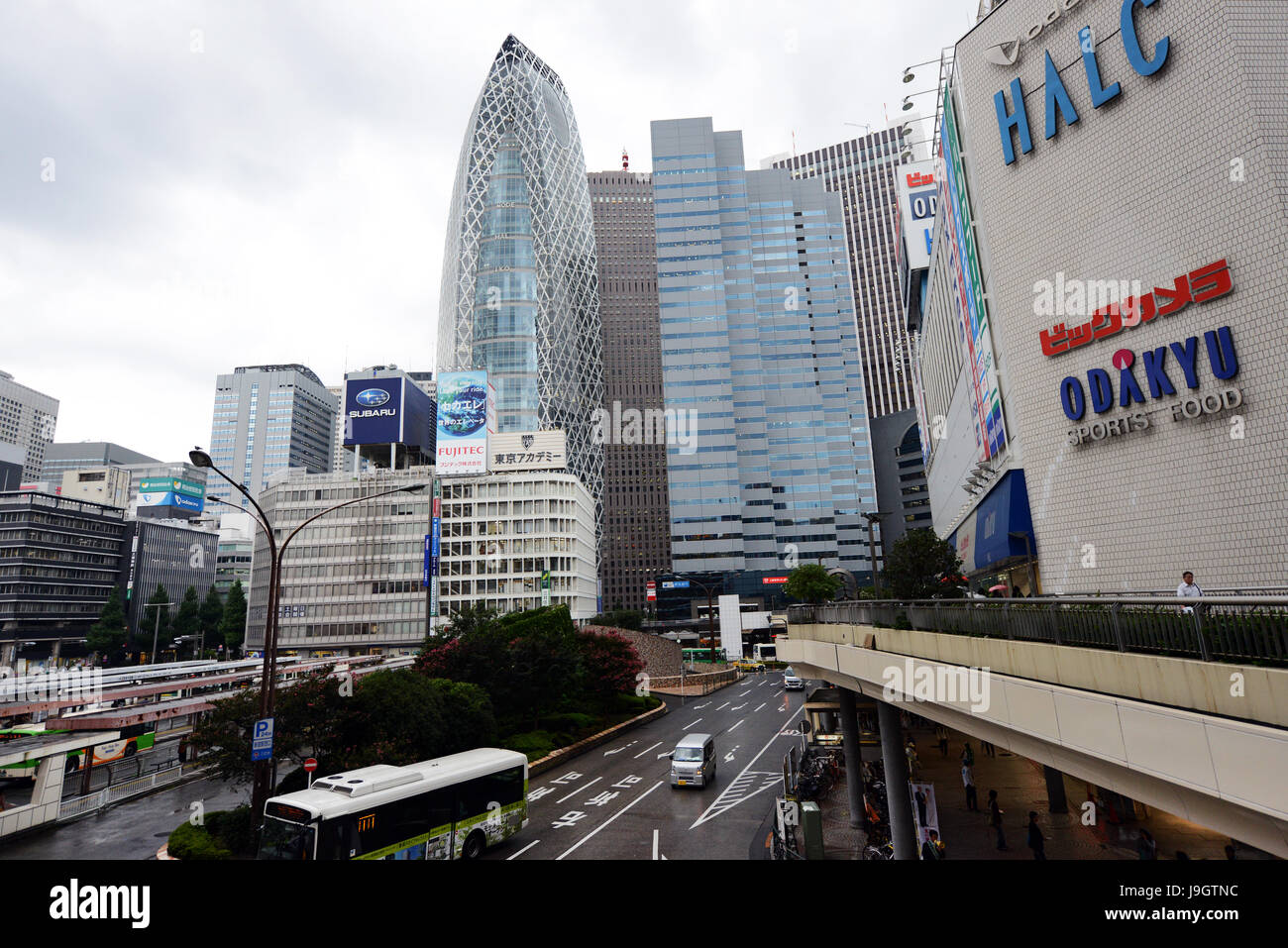 Mode Gakuen Cocoon Tower in Nishi Shinjuku, Tokyo. Foto Stock