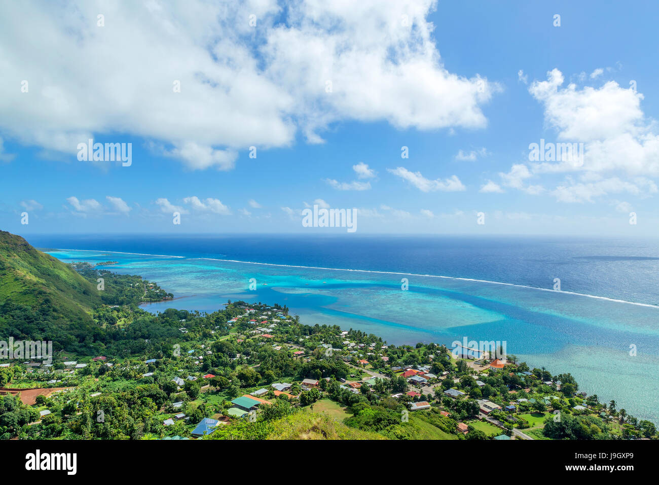La vista dalla magia della montagna che si affaccia Moorea's Lagoon, Polinesia Francese Foto Stock