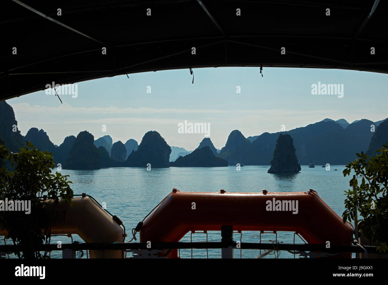 La barca turistica e pietre calcaree carsiche, la baia di Ha Long (UNESCO World Heritage Site ), Quang Ninh Provincia, Vietnam Foto Stock