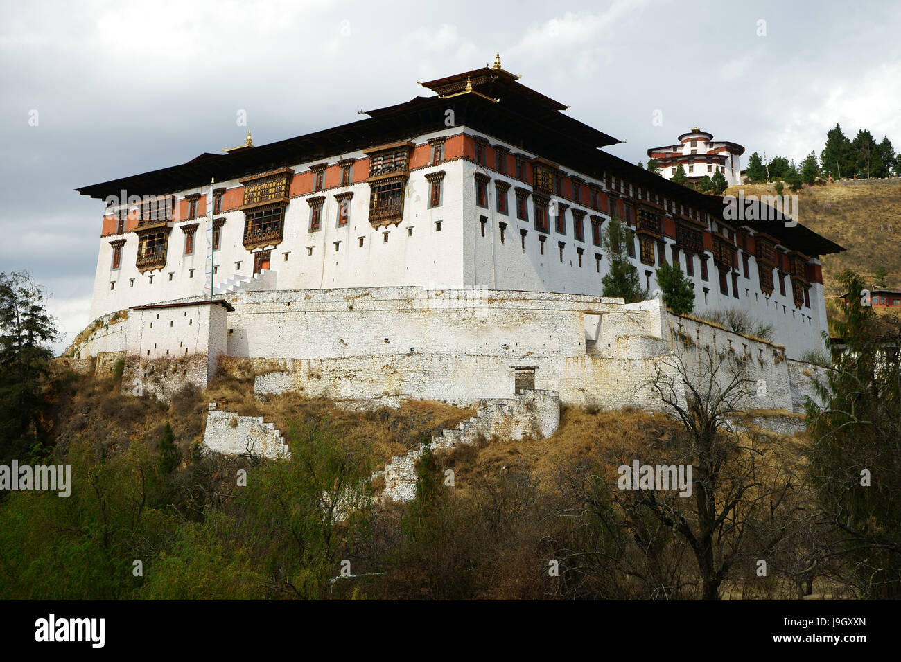 Dzong a Paro e torre di avvistamento sopra, Bhutan Foto Stock