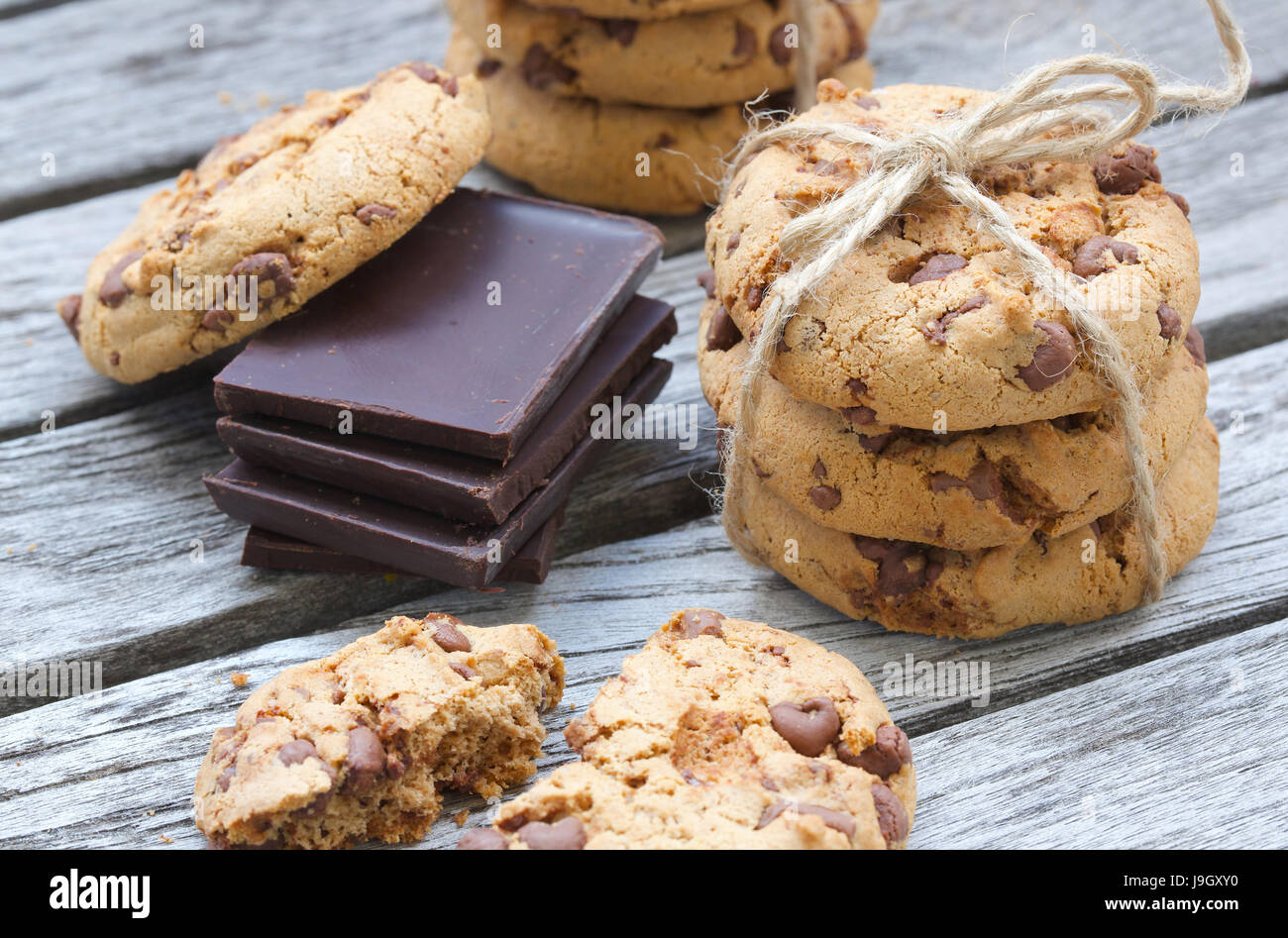 Biscotti con scaglie di cioccolato su un vecchio grigio superficie di legno. Primo piano Foto Stock