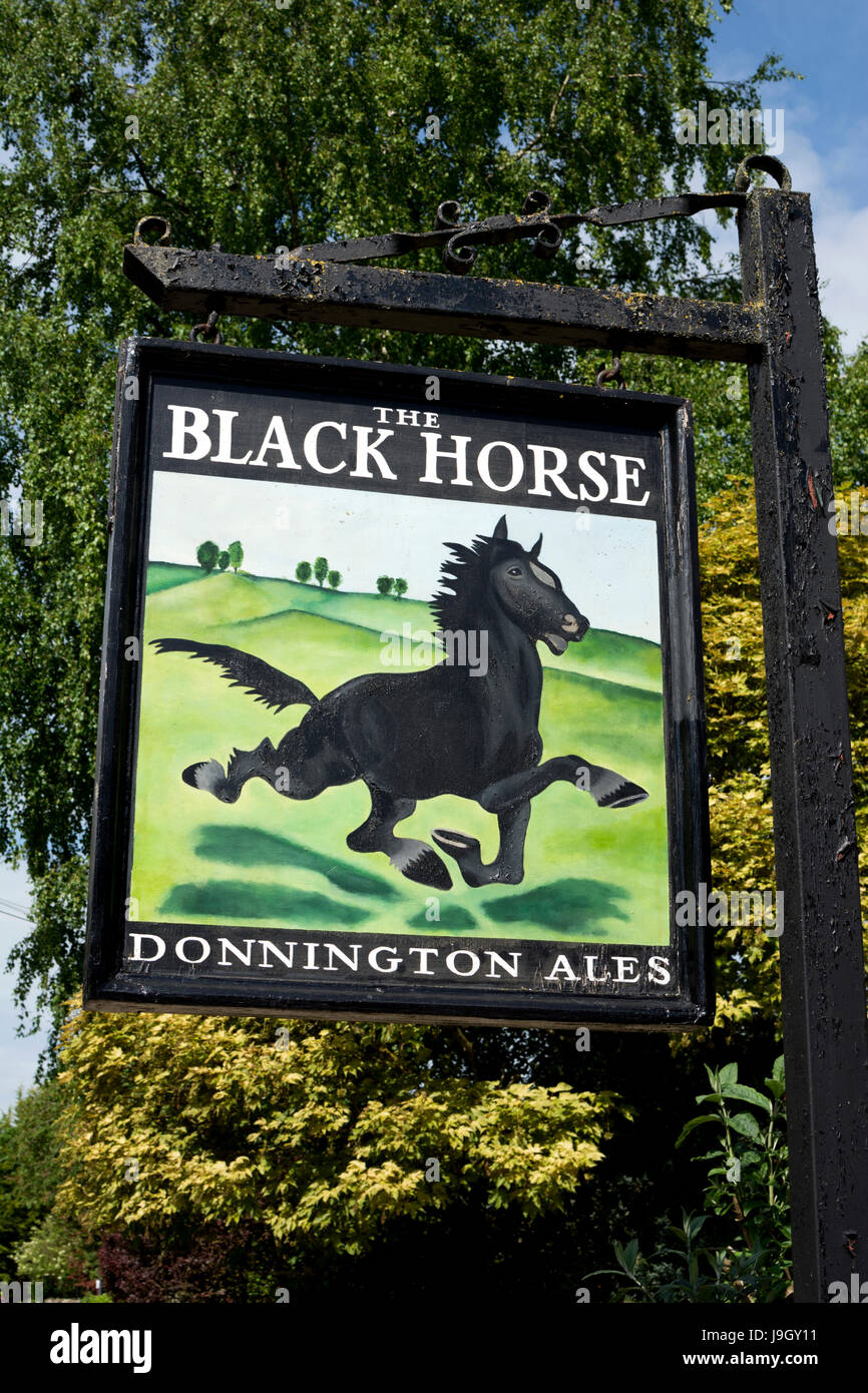 Il cavallo nero pub segno, Naunton, Gloucestershire, England, Regno Unito Foto Stock