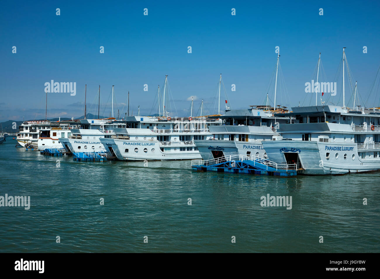 Un paradiso di lusso barche di crociera, la baia di Ha Long (UNESCO World Heritage Site ), Quang Ninh Provincia, Vietnam Foto Stock