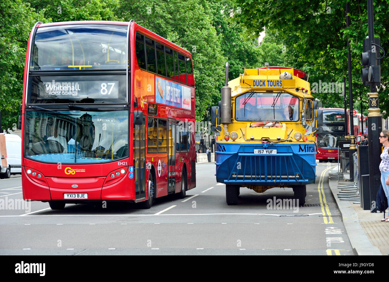 Londra, Inghilterra, Regno Unito. Double Decker bus e un Duck Tours WW2 veicolo anfibio in Whitehall. DUKW ( come Duck) è un sei-trazione anfibia..... Foto Stock