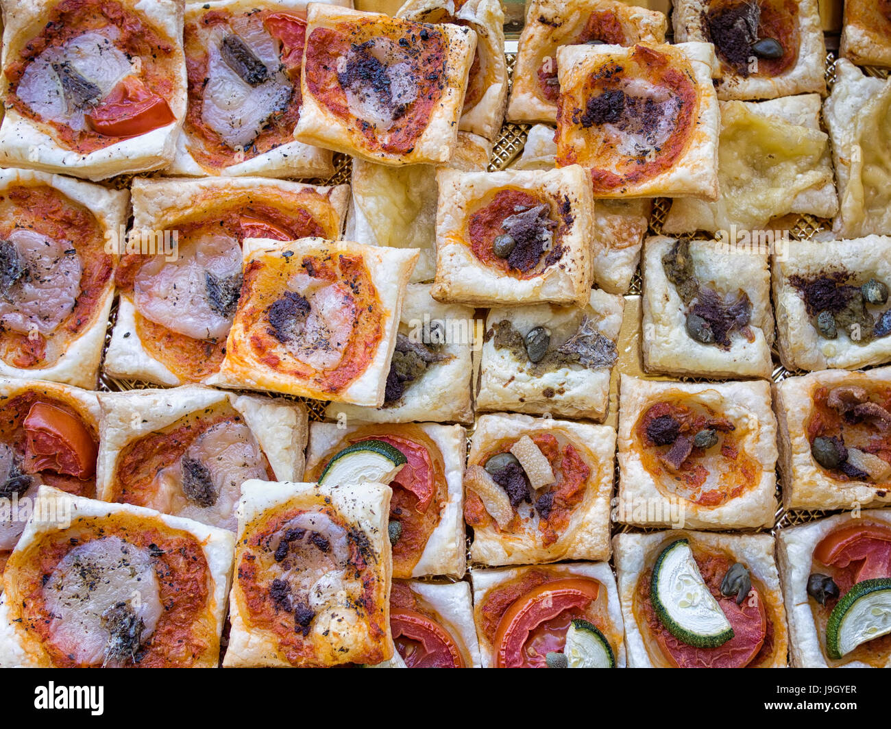 Aperitivo italiano. Pasta sfoglia morsi con pizza topping di stile. Foto Stock