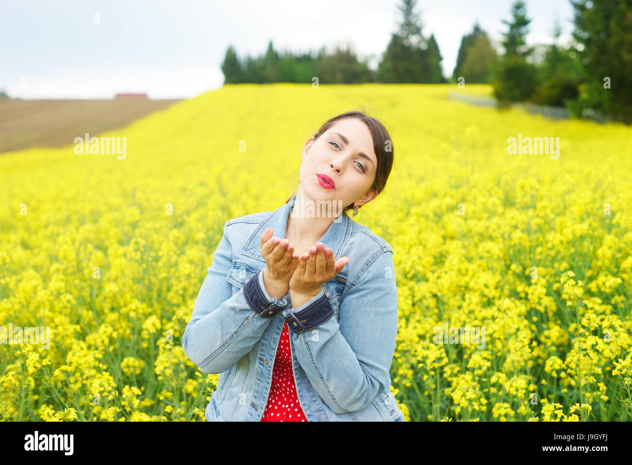 Una donna di inviare un bacio d'aria. Foto Stock