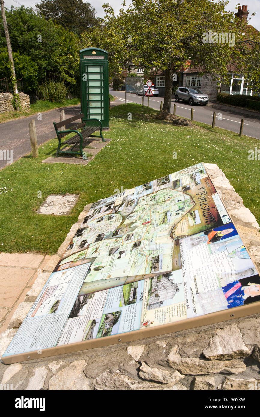 Regno Unito Inghilterra, Dorset, Portesham, Front Street, verniciato di verde telefono ridondanti box e la storia del villaggio bordo opposto al Kings Arms Foto Stock